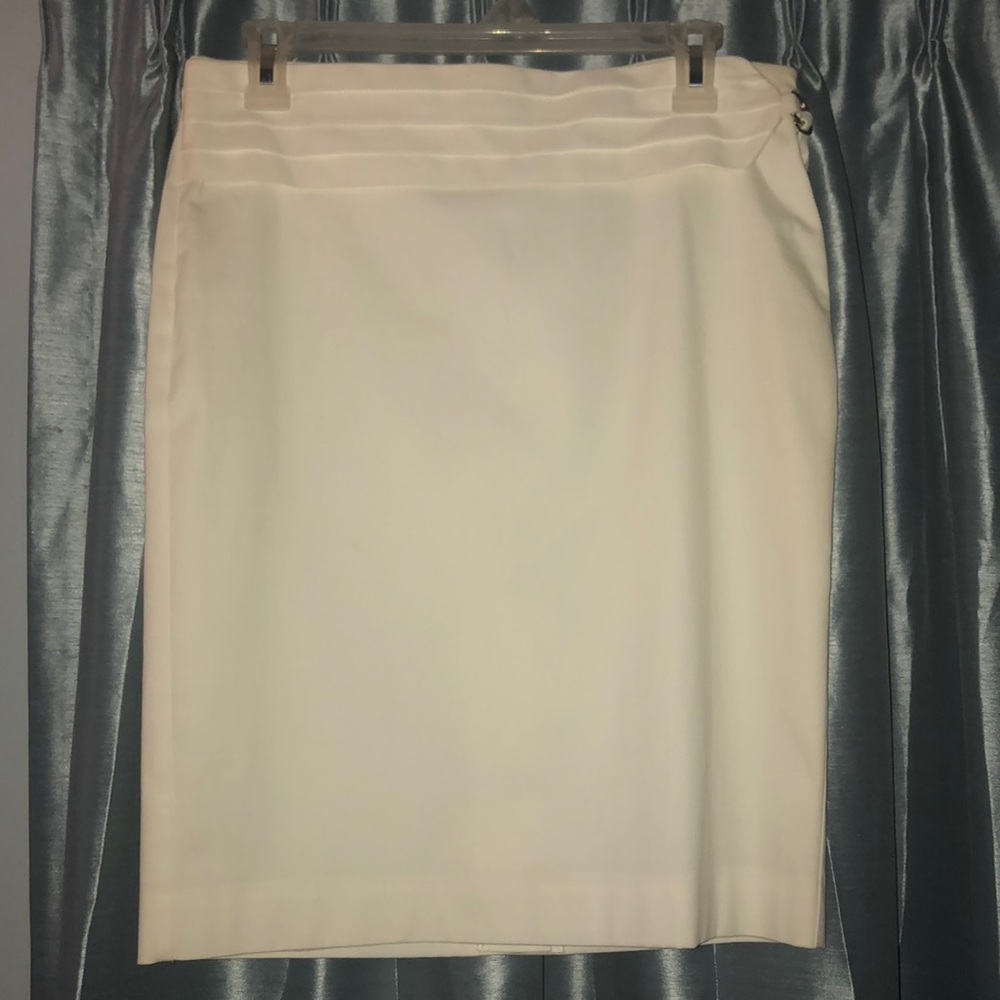 BCBG white pencil skirt
